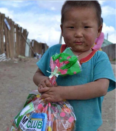 Улаан Чулуутын хүүхдүүдэд бэлэг тараалаа